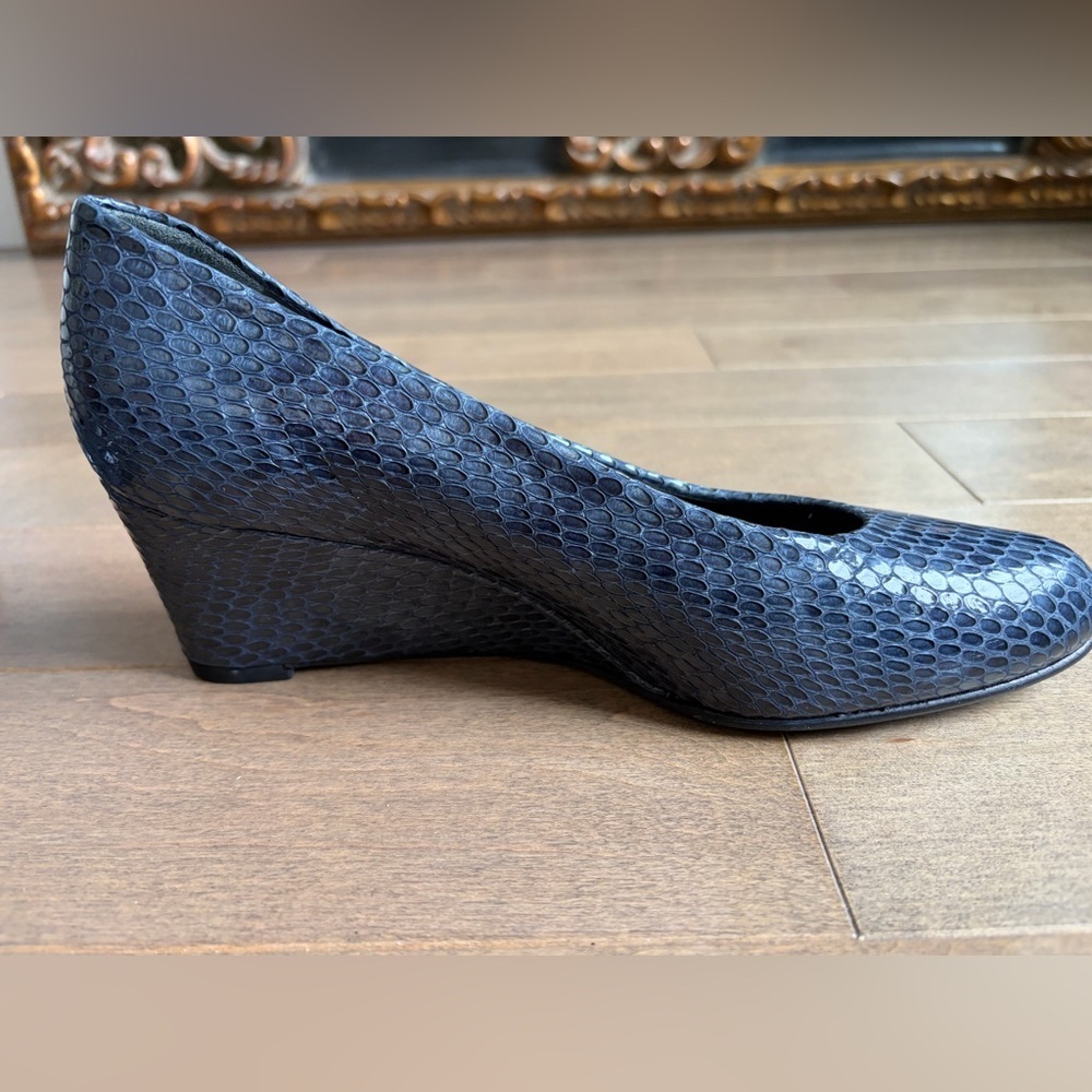 Stuart Weitzman Navy Snake-Embossed Pumps 6M NEW - Picture 4 of 5
